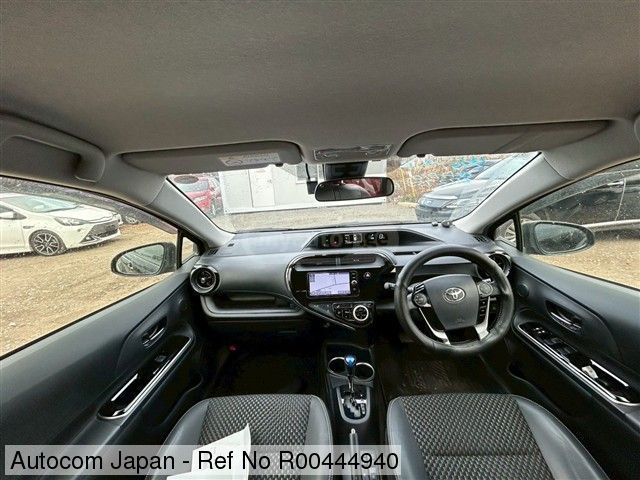 Toyota Aqua - фото 7