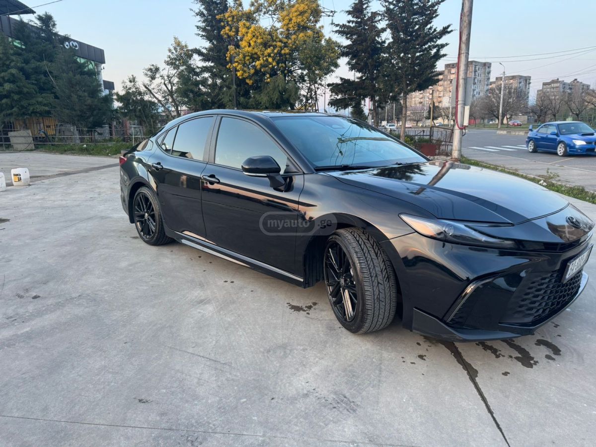 Toyota Camry - фото 1