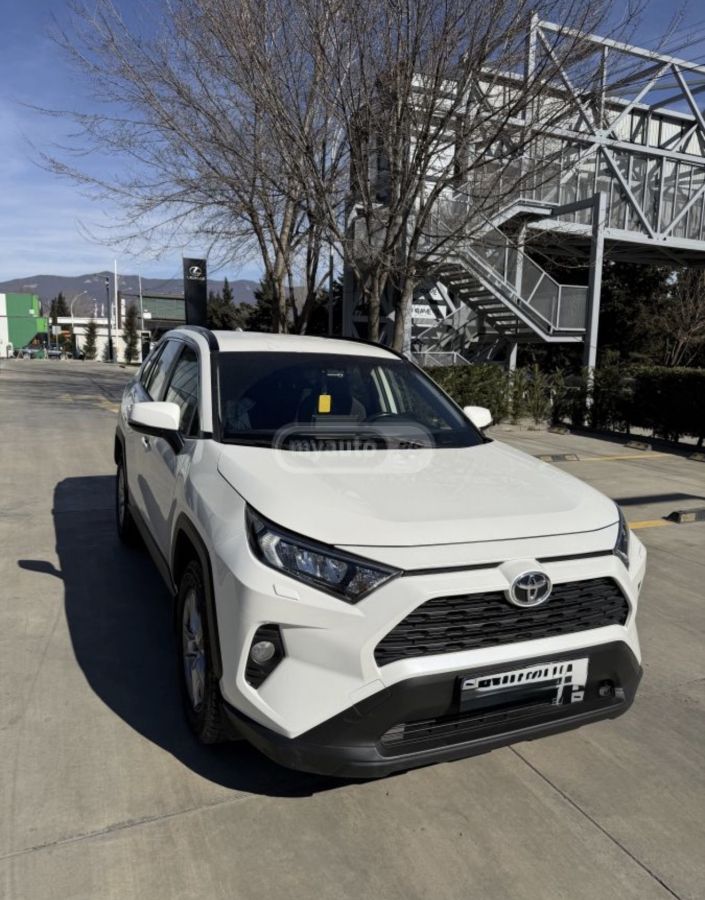 Toyota RAV 4 - фото 1