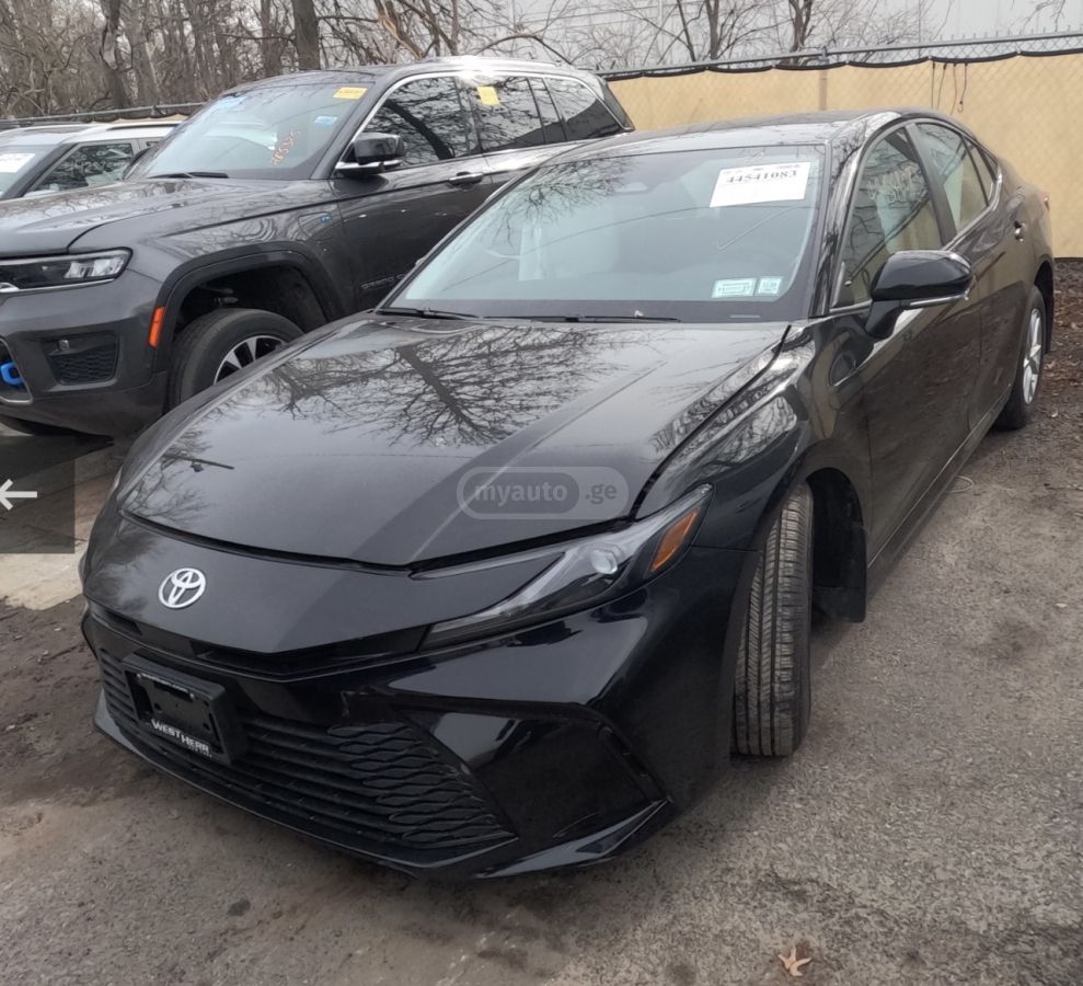 Toyota Camry - фото 1