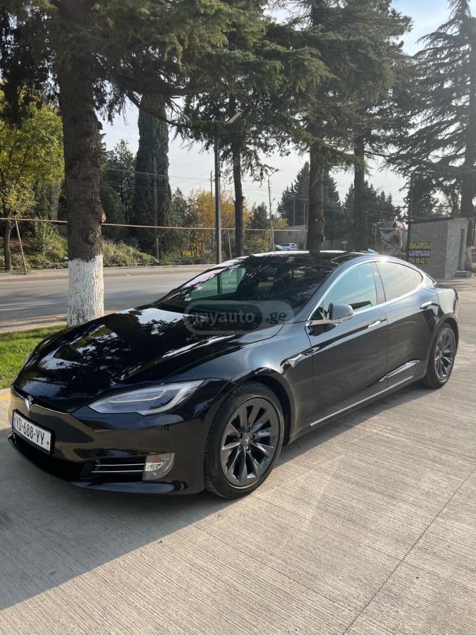 Tesla Model S - фото 1