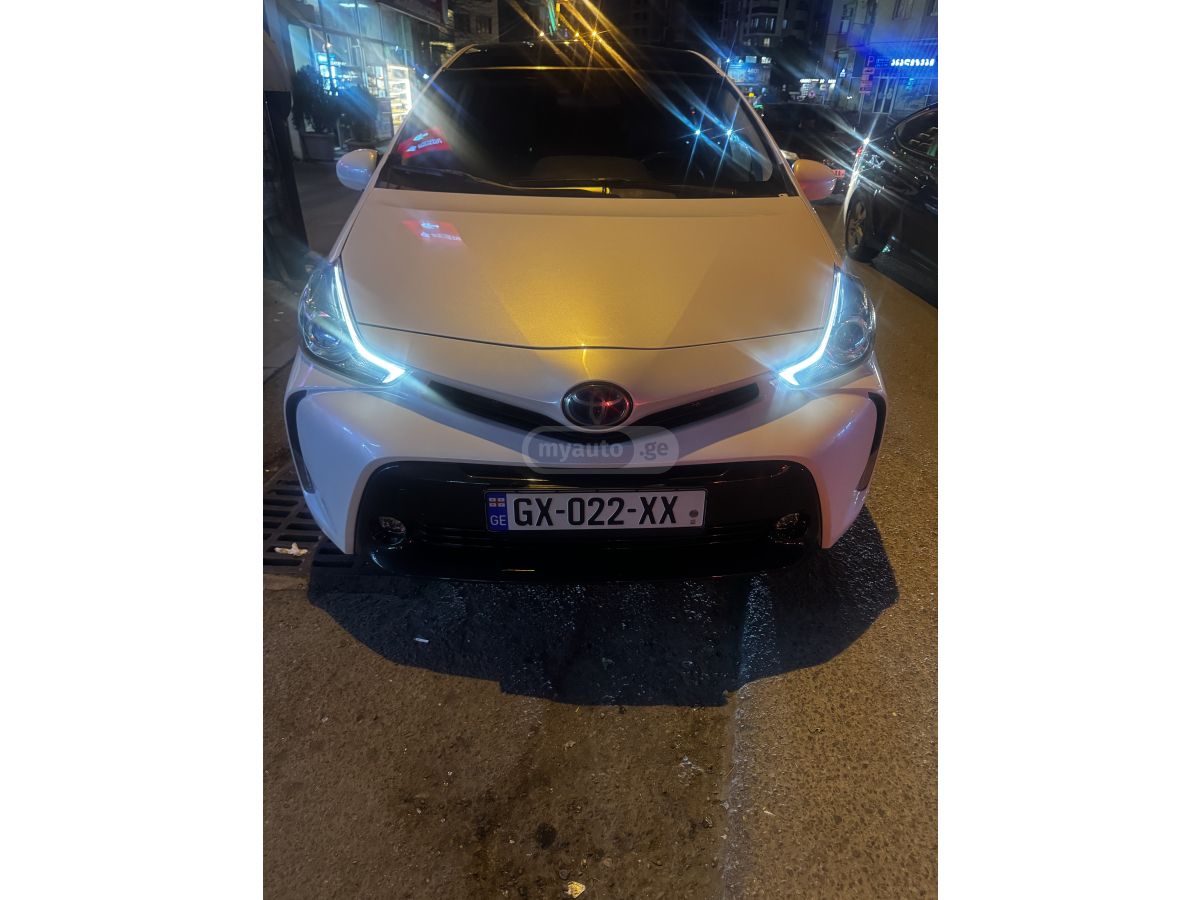 Toyota Prius V - фото 1