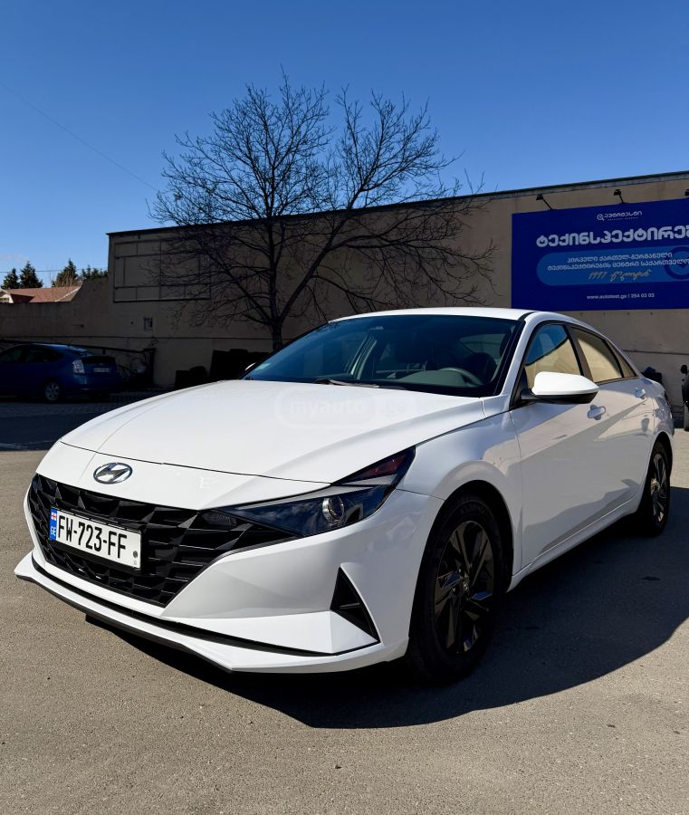 Hyundai Elantra - фото 1