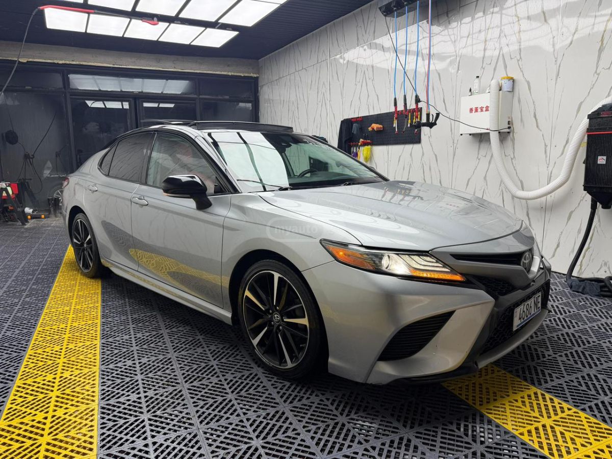 Toyota Camry - фото 1