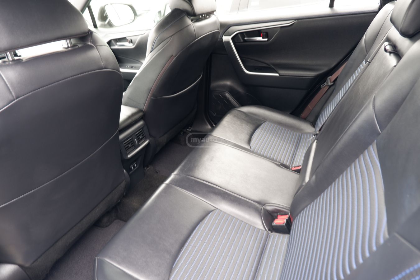 Toyota RAV 4 - фото 7