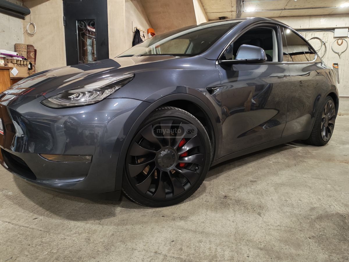 Tesla Model Y - фото 1