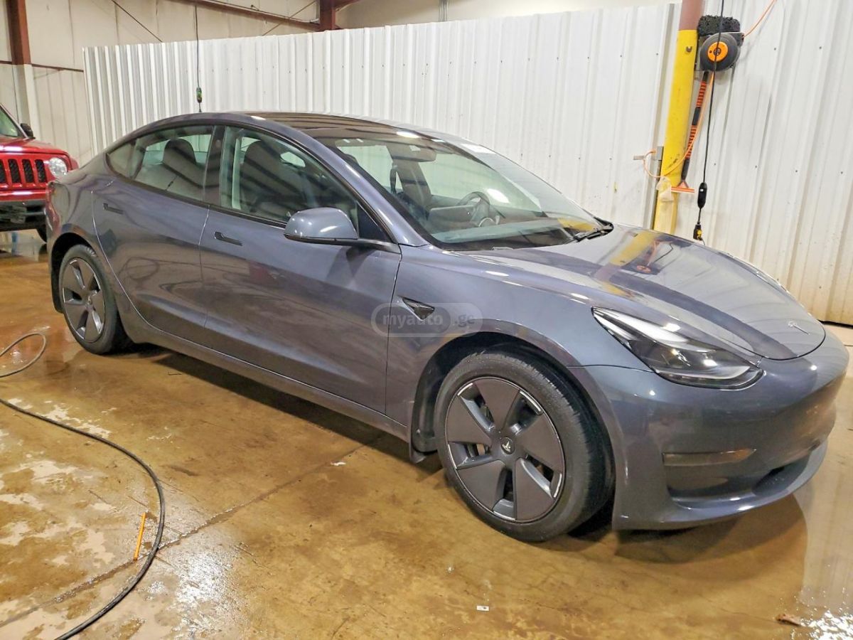 Tesla Model 3 - фото 1