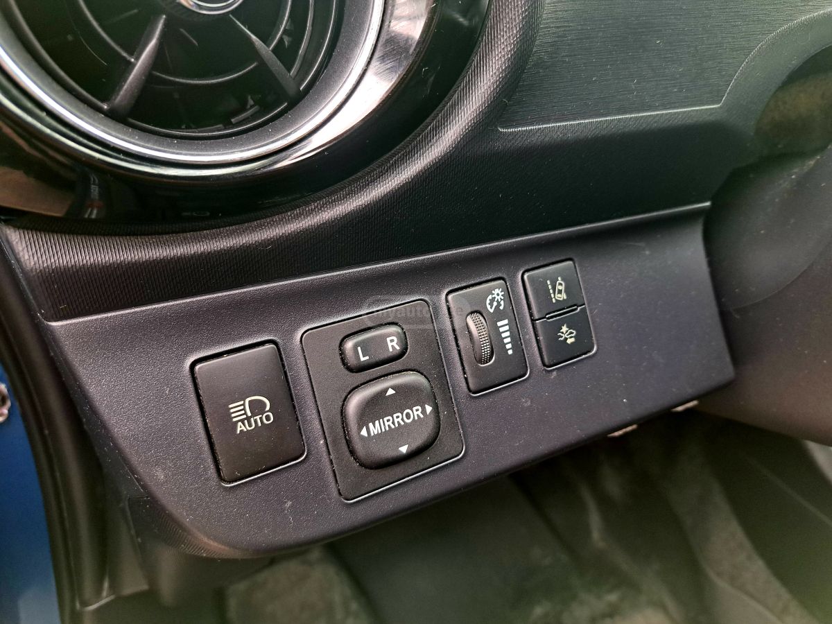 Toyota Prius C - фото 9