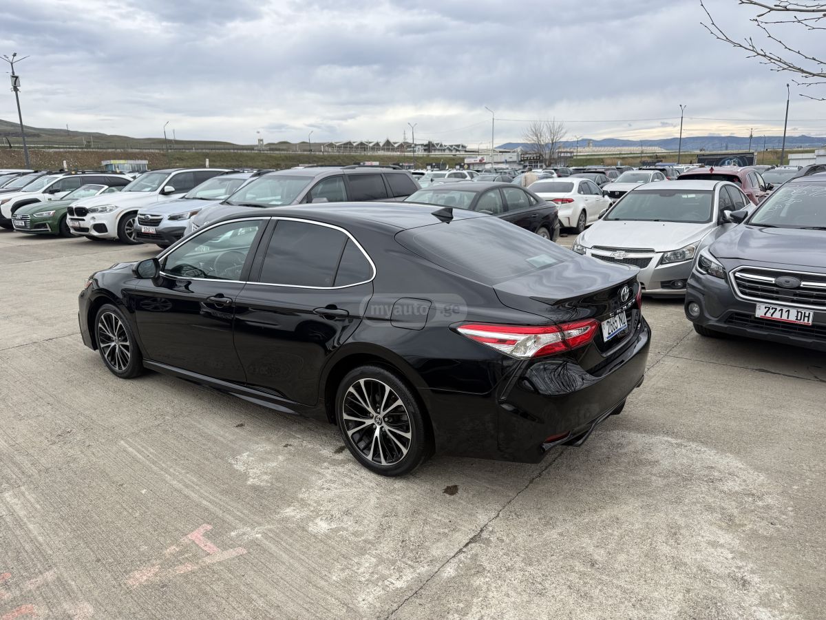 Toyota Camry - фото 2