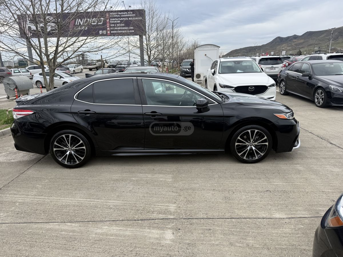 Toyota Camry - фото 3