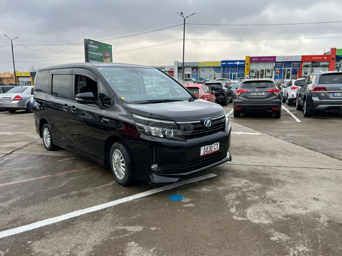 Toyota Voxy - фото 1