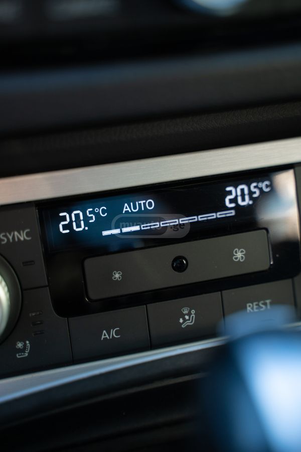 Volkswagen Touareg - фото 7