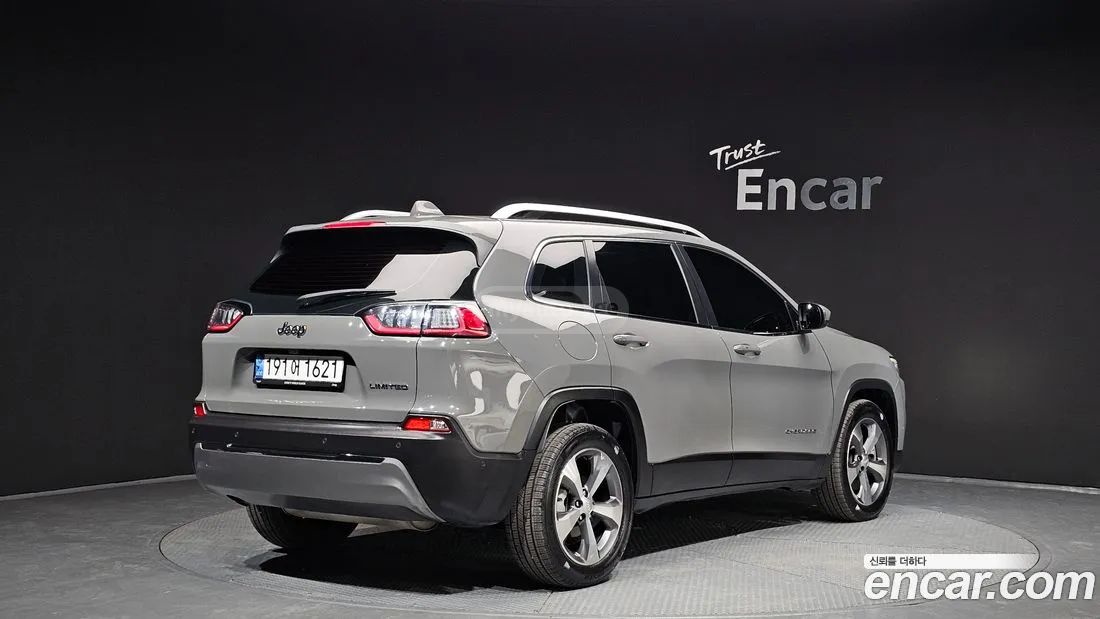 Jeep Cherokee - фото 2