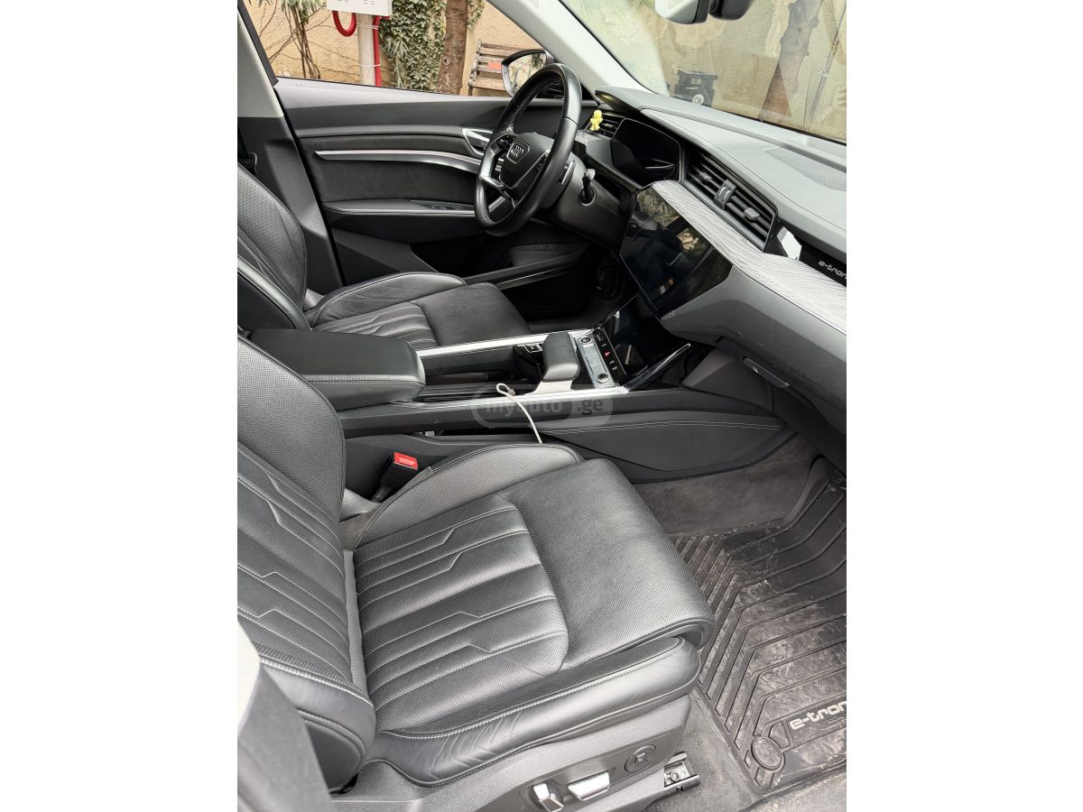 Audi E-Tron - фото 7