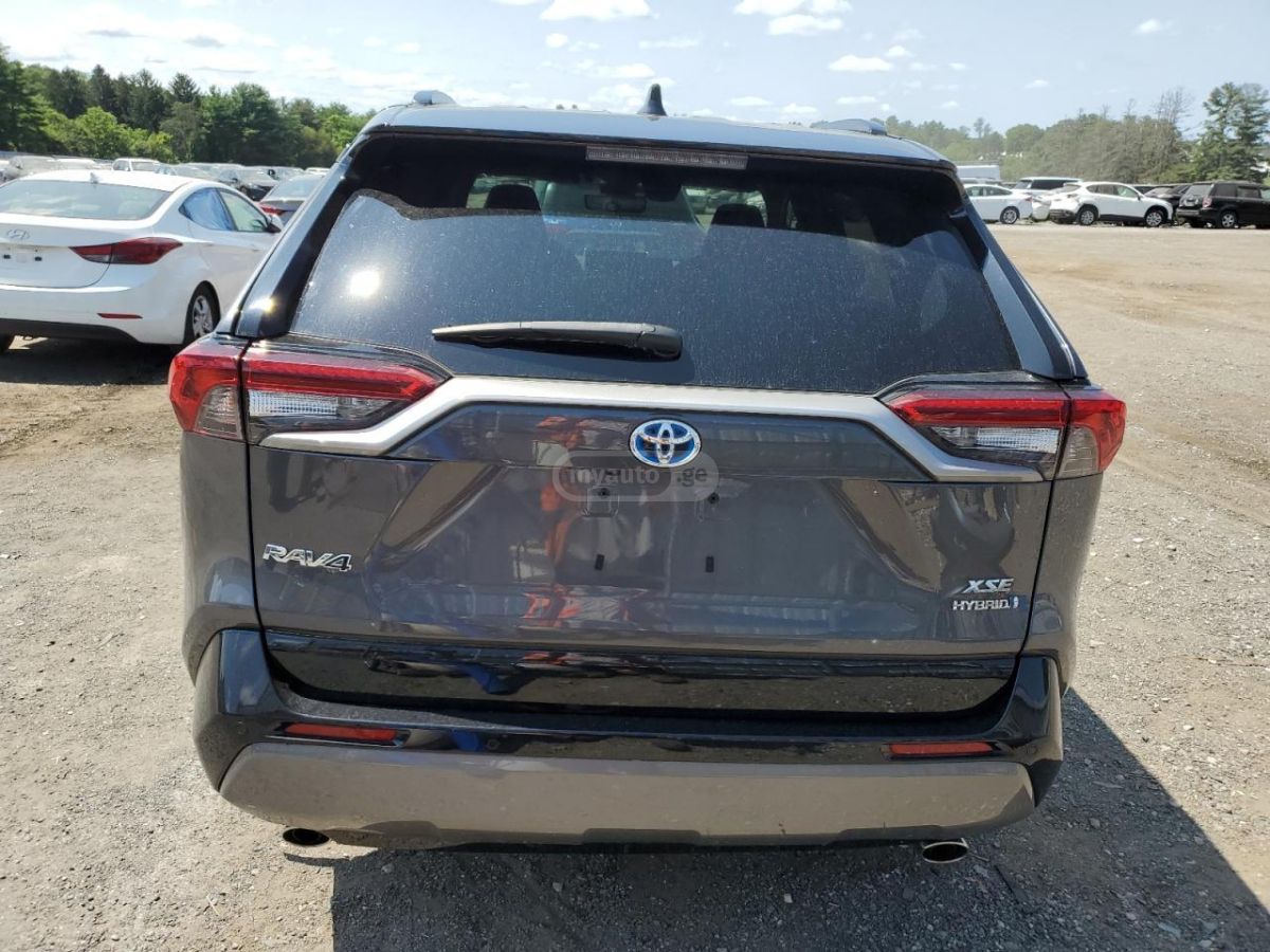 Toyota XSE 4dr All-Wheel Drive CVT — миниатюра 4