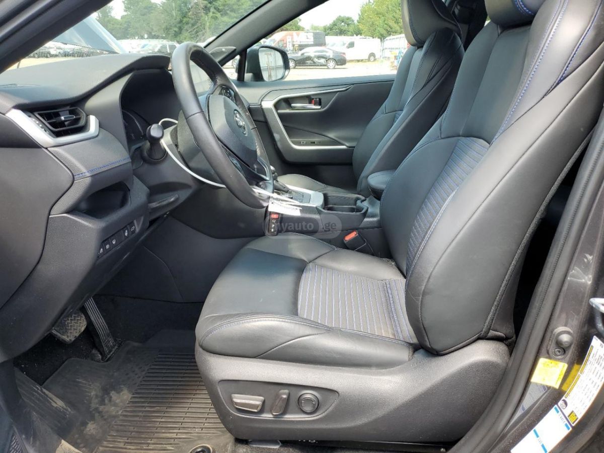 Toyota XSE 4dr All-Wheel Drive CVT — миниатюра 5