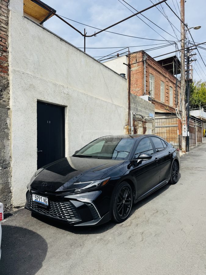 Toyota Camry - фото 1