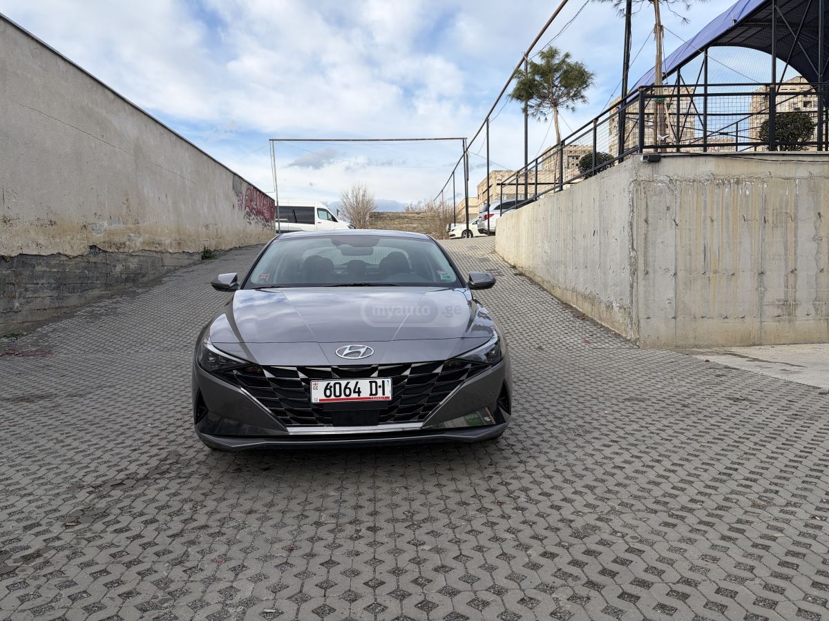 Hyundai Elantra - фото 1