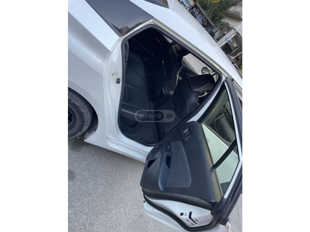 Toyota Prius - фото 7