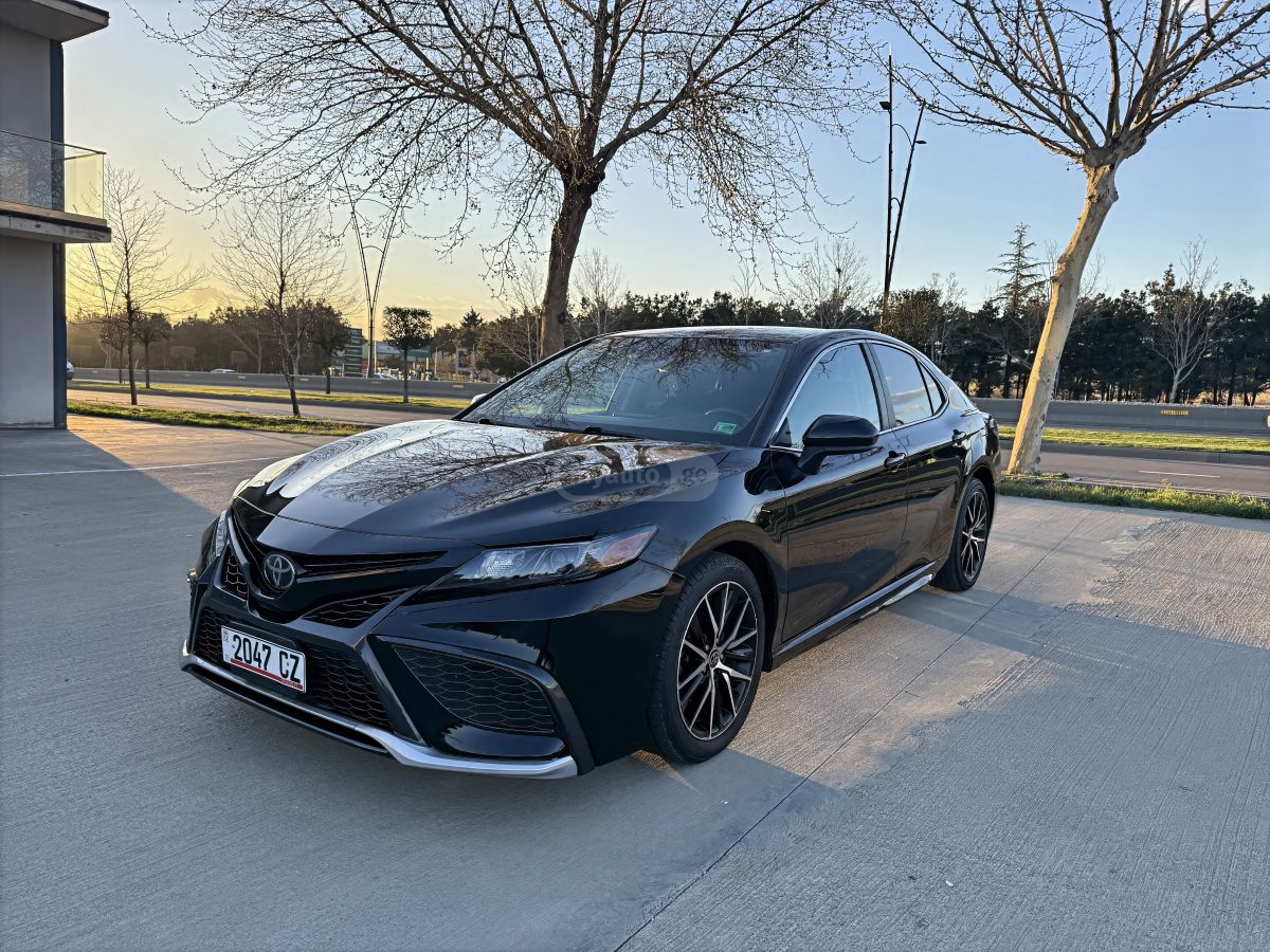 Toyota Camry - фото 1