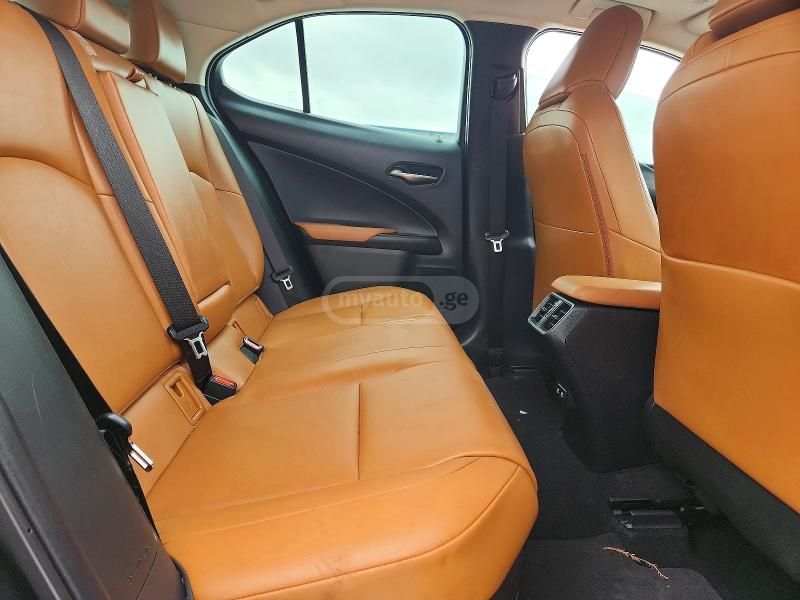 Lexus UX 250 h - фото 11