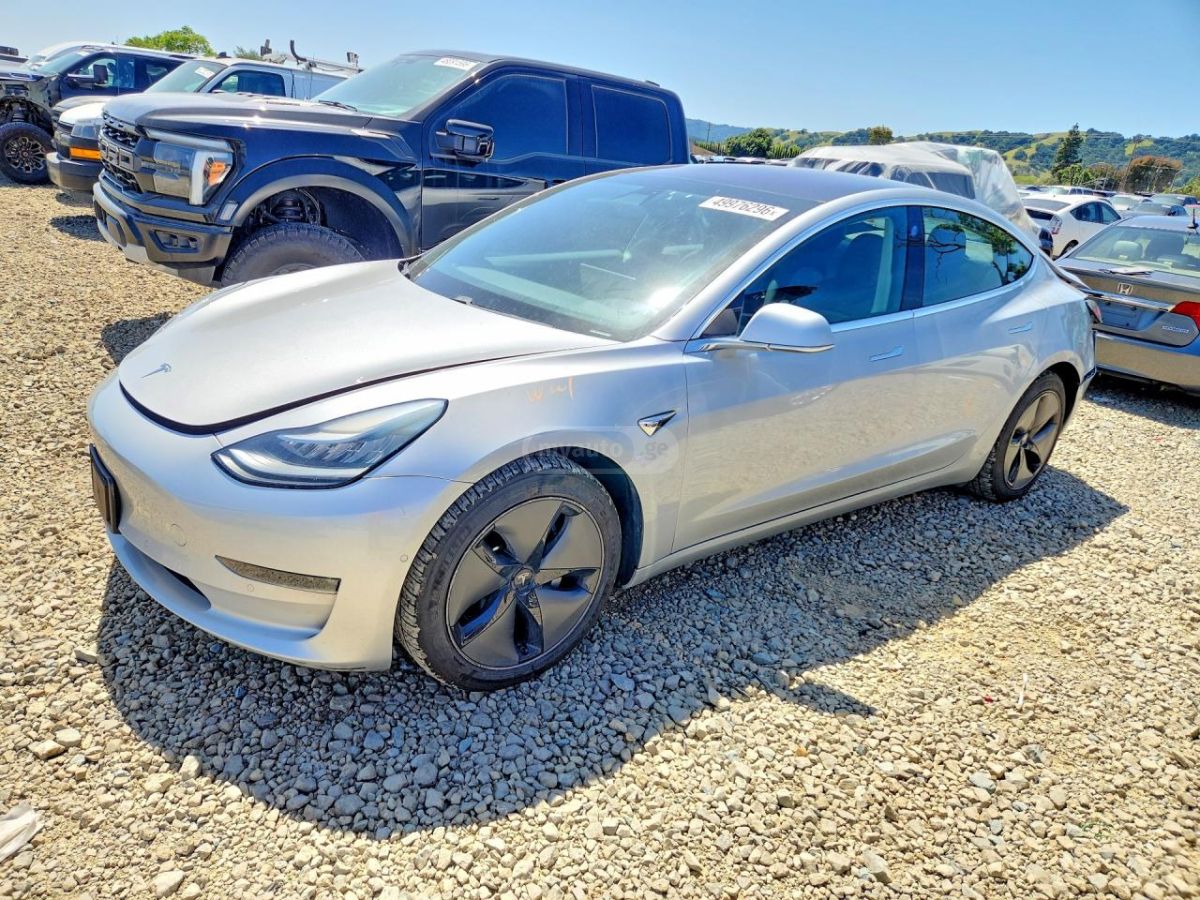 Tesla Model 3 - фото 1