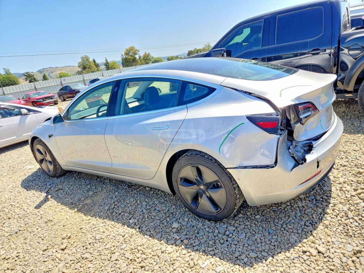 Tesla Model 3 - фото 3