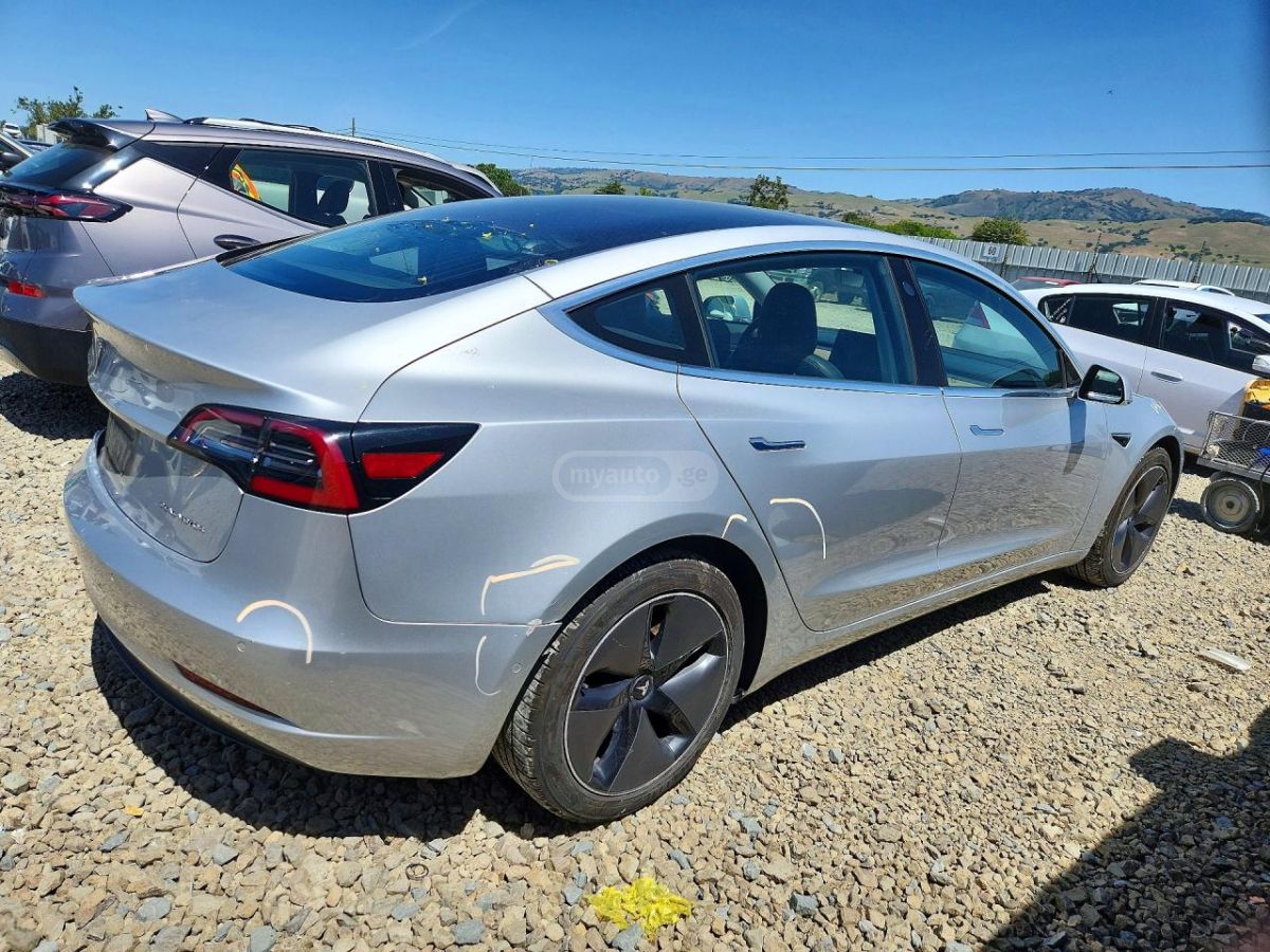 Tesla Model 3 - фото 6