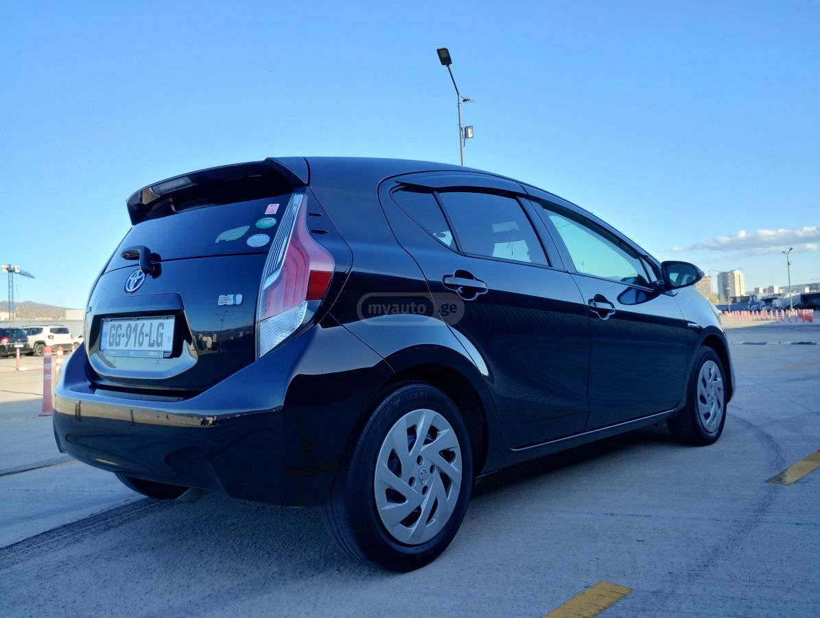 Toyota Aqua - фото 6