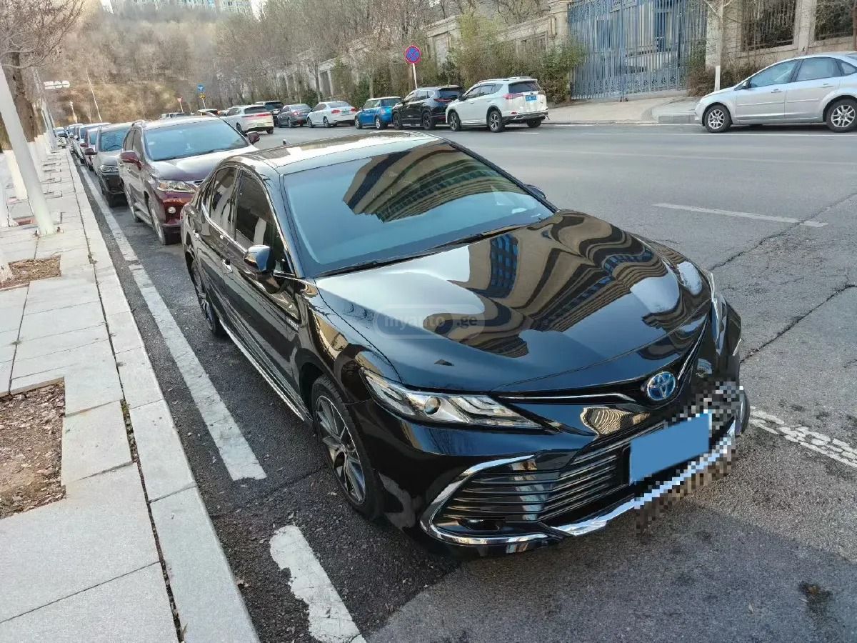 Toyota Camry - фото 1