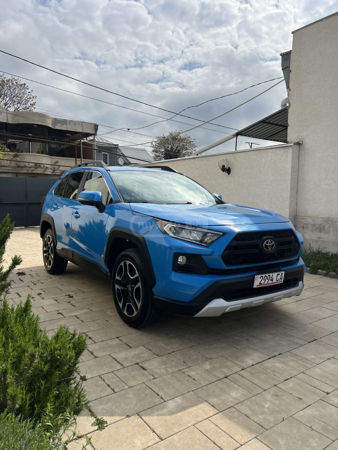 Toyota RAV 4 - фото 1