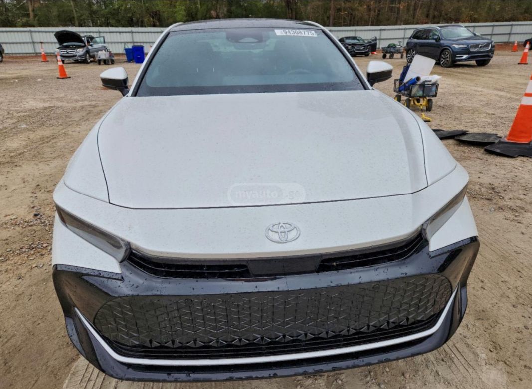 Toyota Crown - фото 4