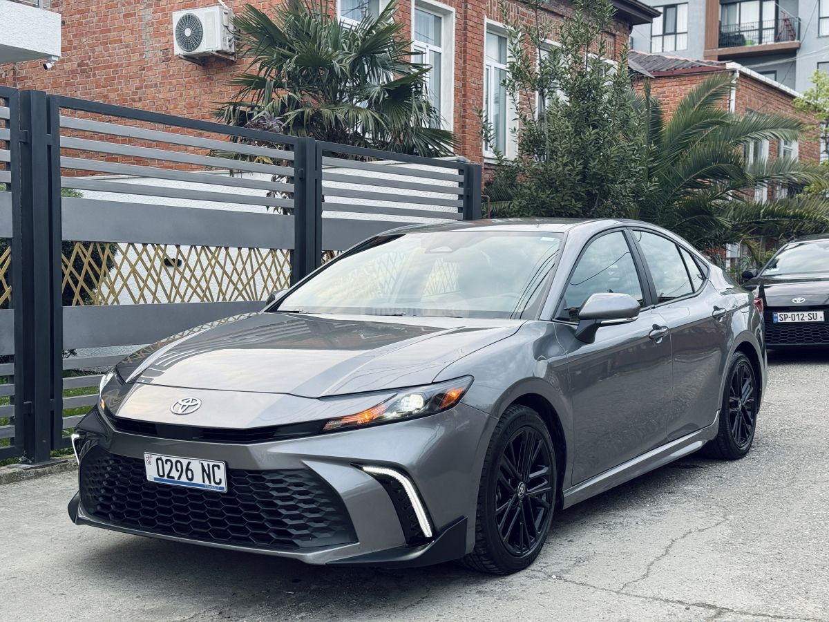Toyota Camry - фото 1