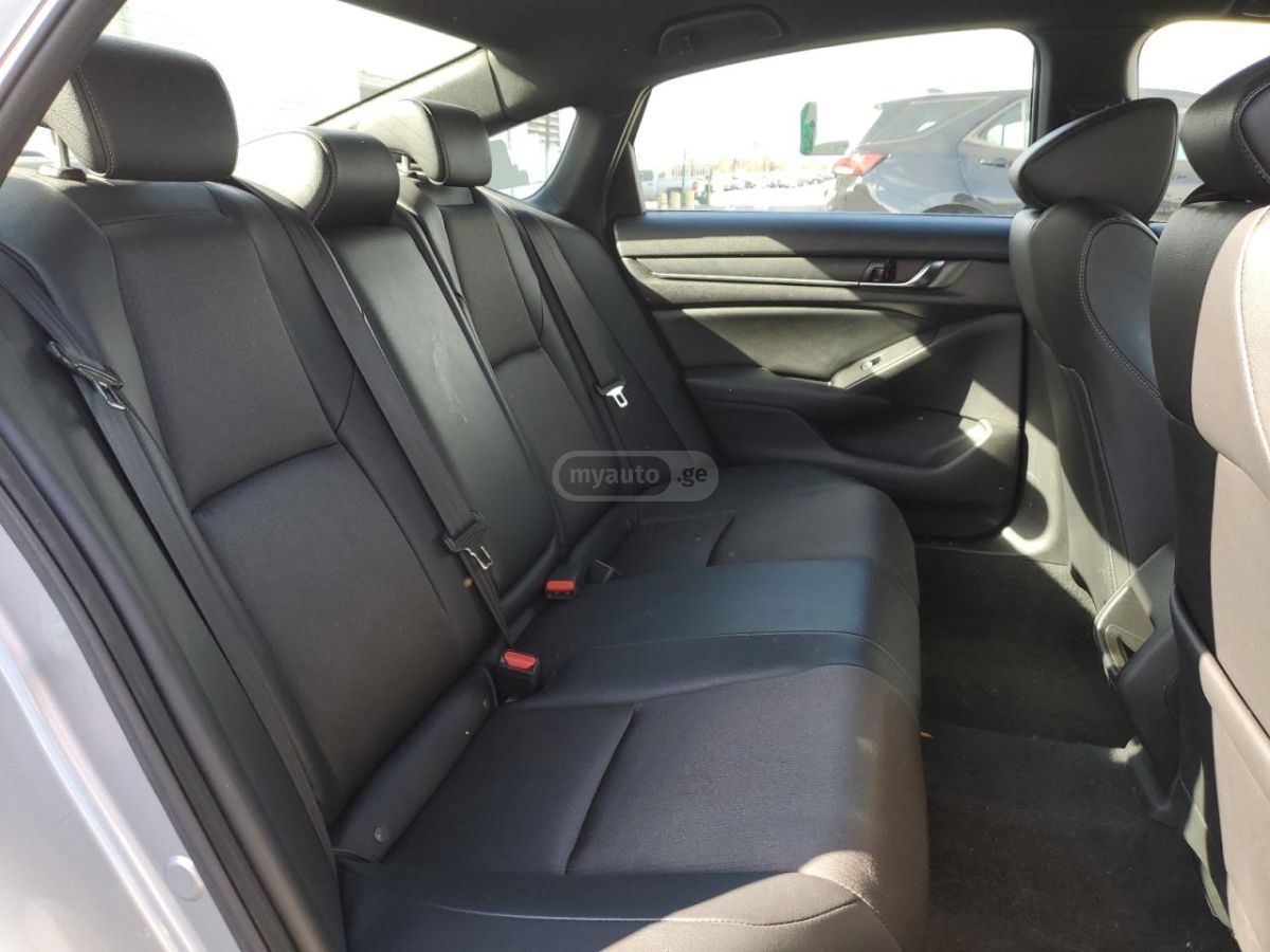 Honda Touring 2.0T 4dr Sedan Automat — миниатюра 7