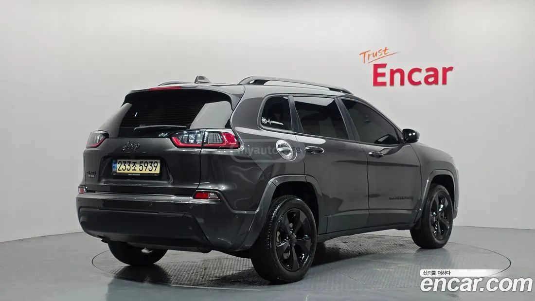 Jeep Cherokee - фото 2