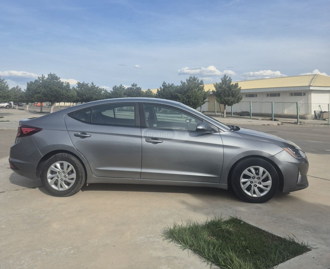 Hyundai Elantra - фото 2