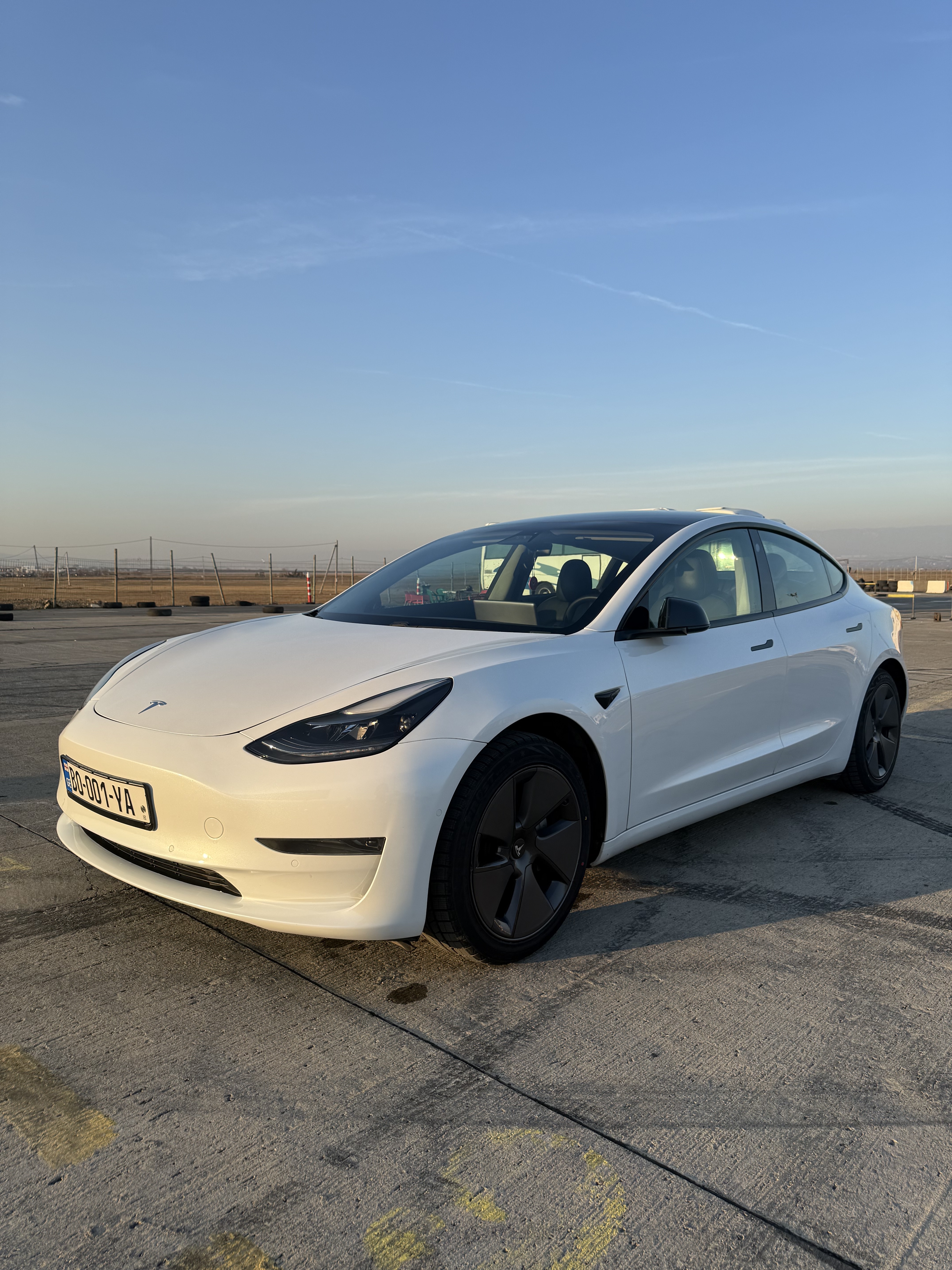 Tesla Model 3 - фото 1