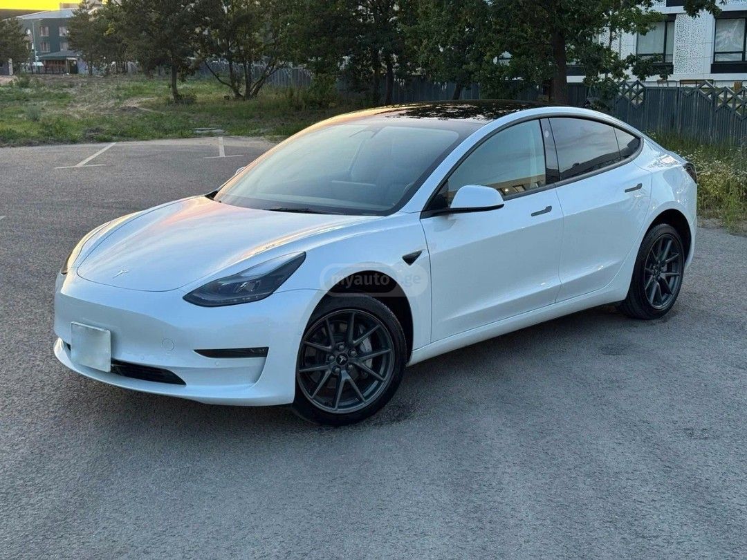 Tesla Model 3 - фото 1