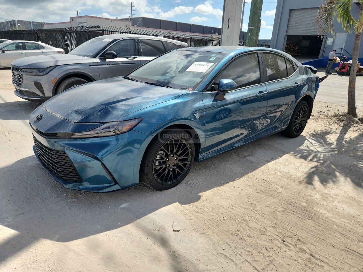 Toyota Camry - фото 1