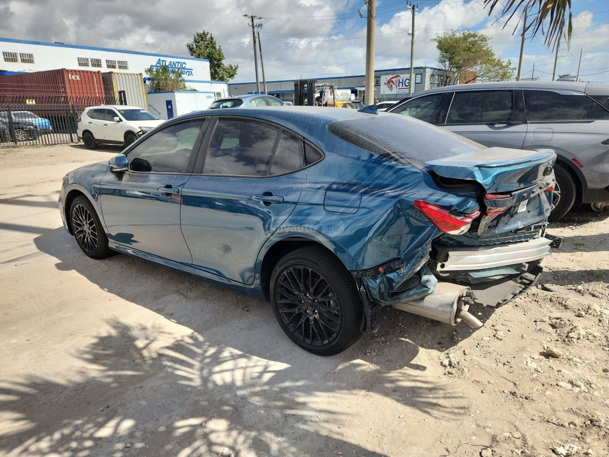 Toyota Camry - фото 4