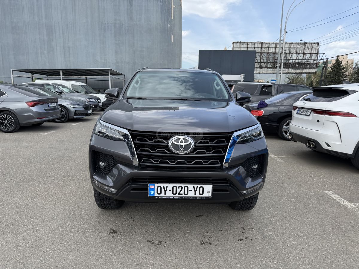 Toyota Fortuner - фото 1