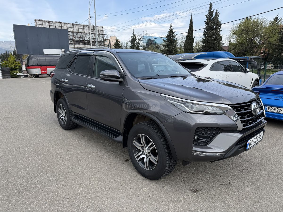Toyota Fortuner - фото 2