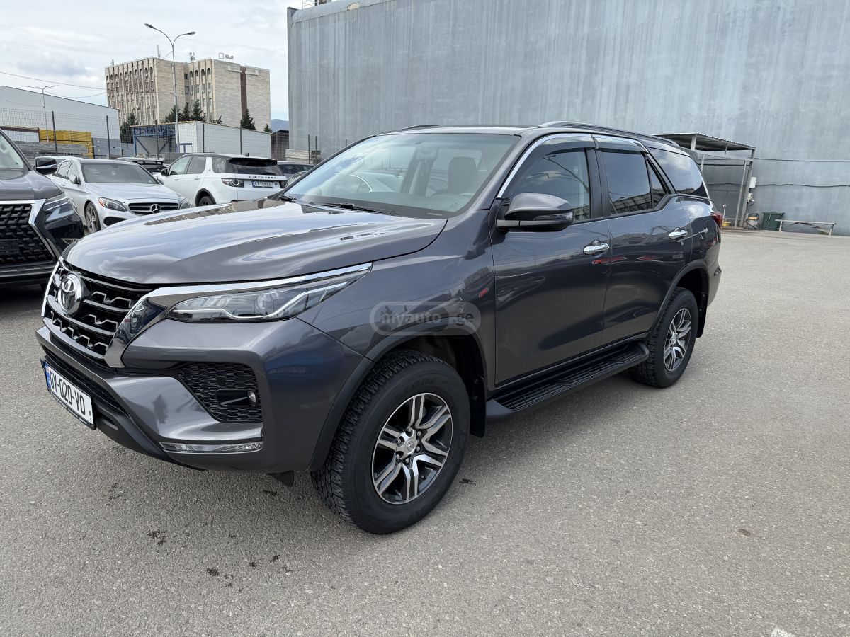 Toyota Fortuner - фото 3