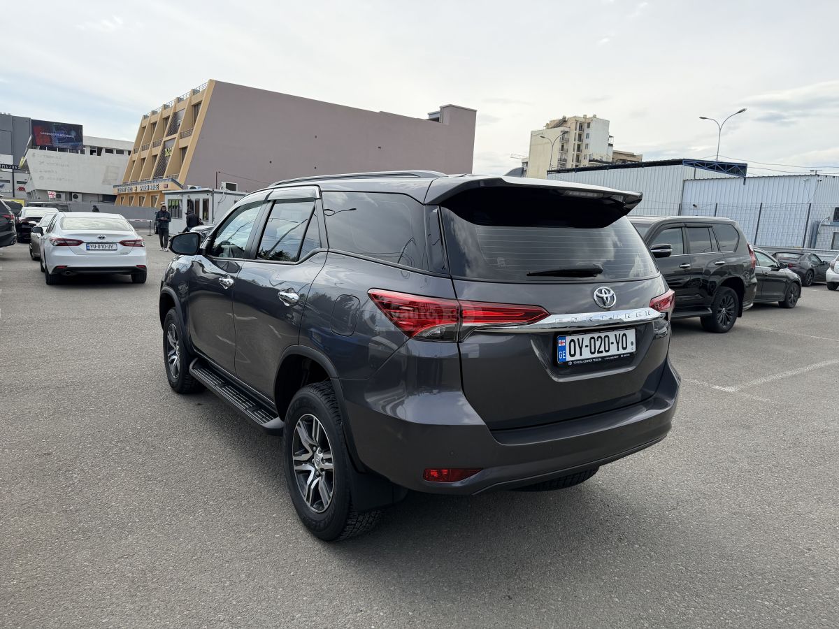 Toyota Fortuner - фото 4