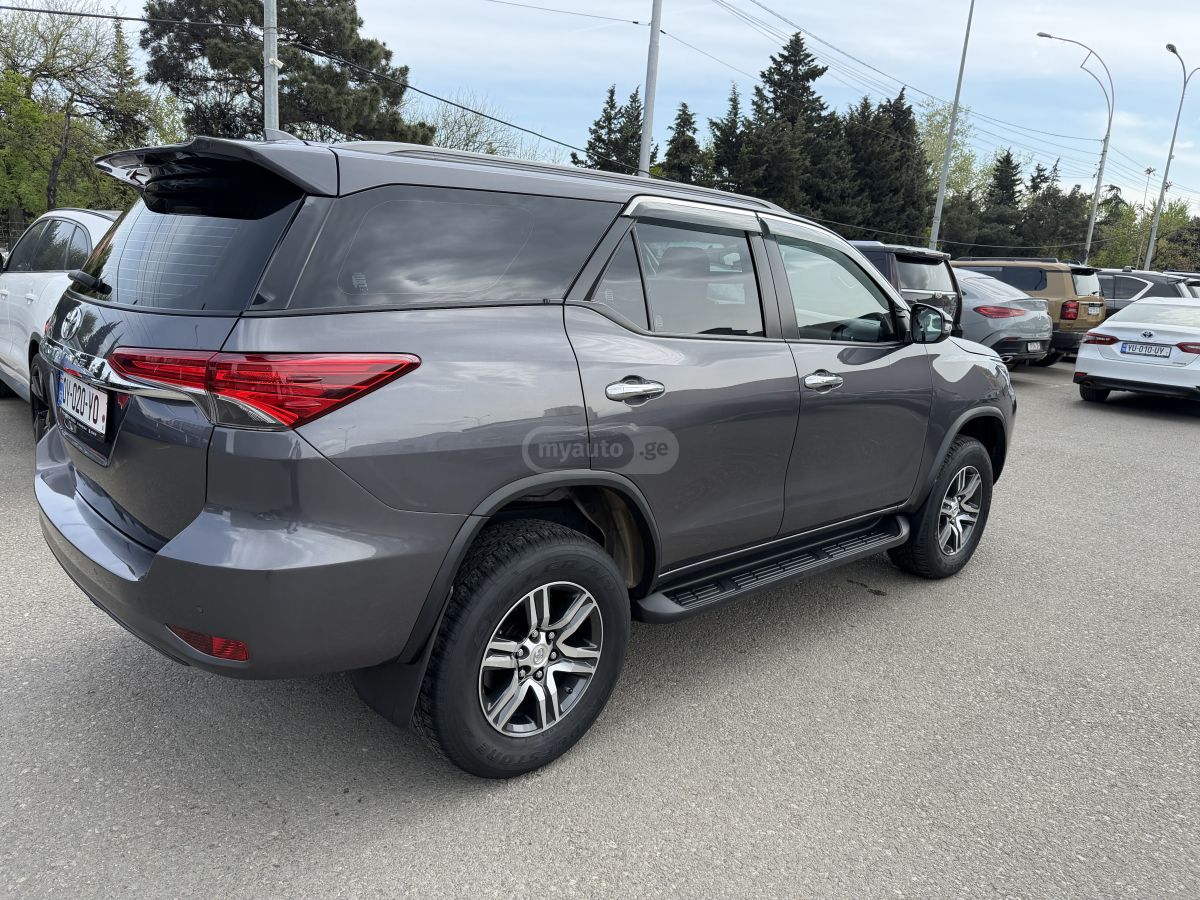 Toyota Fortuner - фото 5