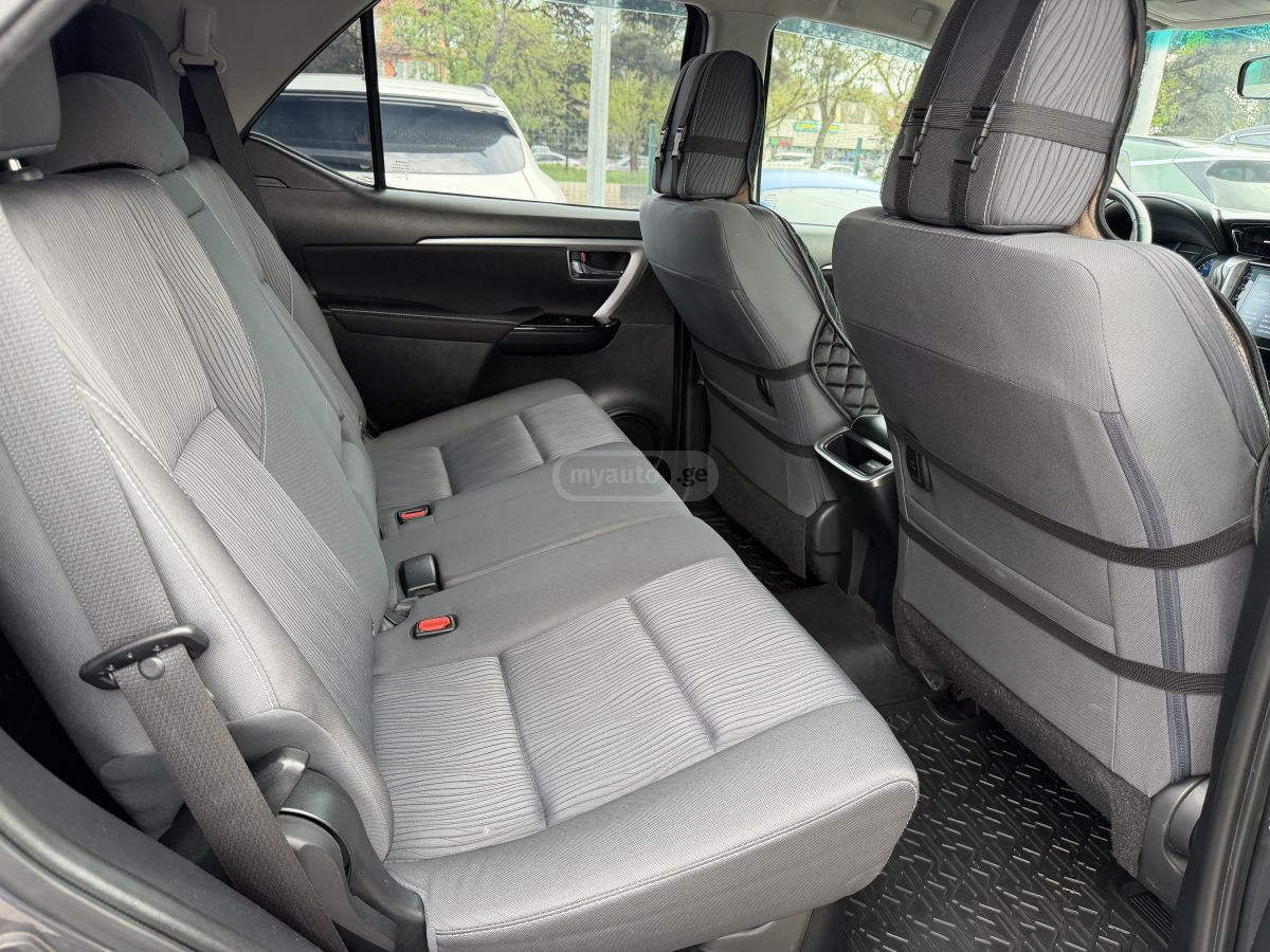 Toyota Fortuner - фото 7
