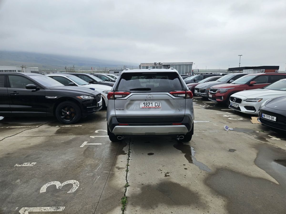 Toyota XLE Premium 4dr All-Wheel Driv — миниатюра 4