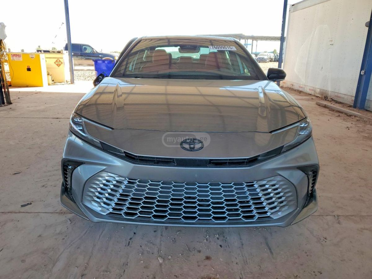 Toyota Camry - фото 1