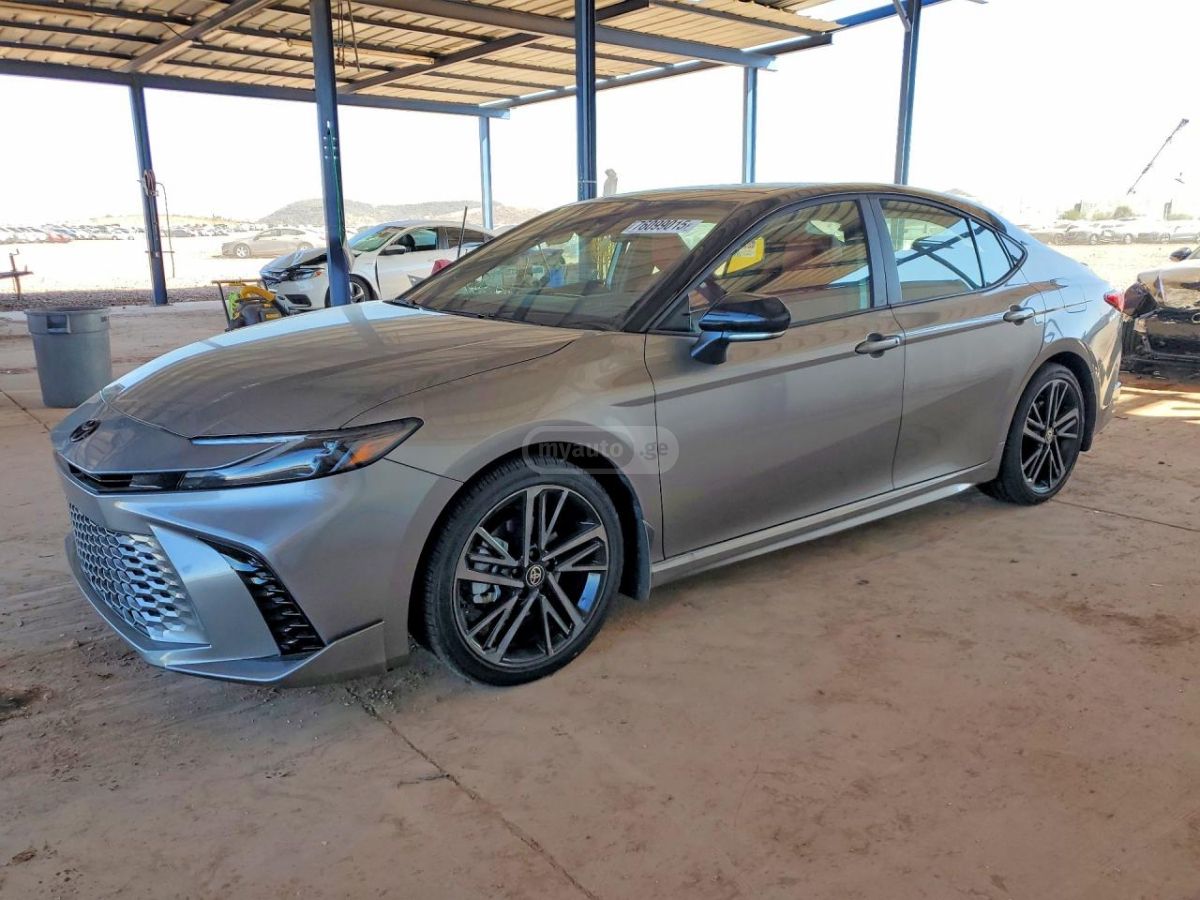 Toyota Camry - фото 2