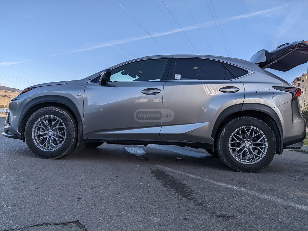 Lexus F SPORT 4dr All-Wheel Drive Au — миниатюра 11